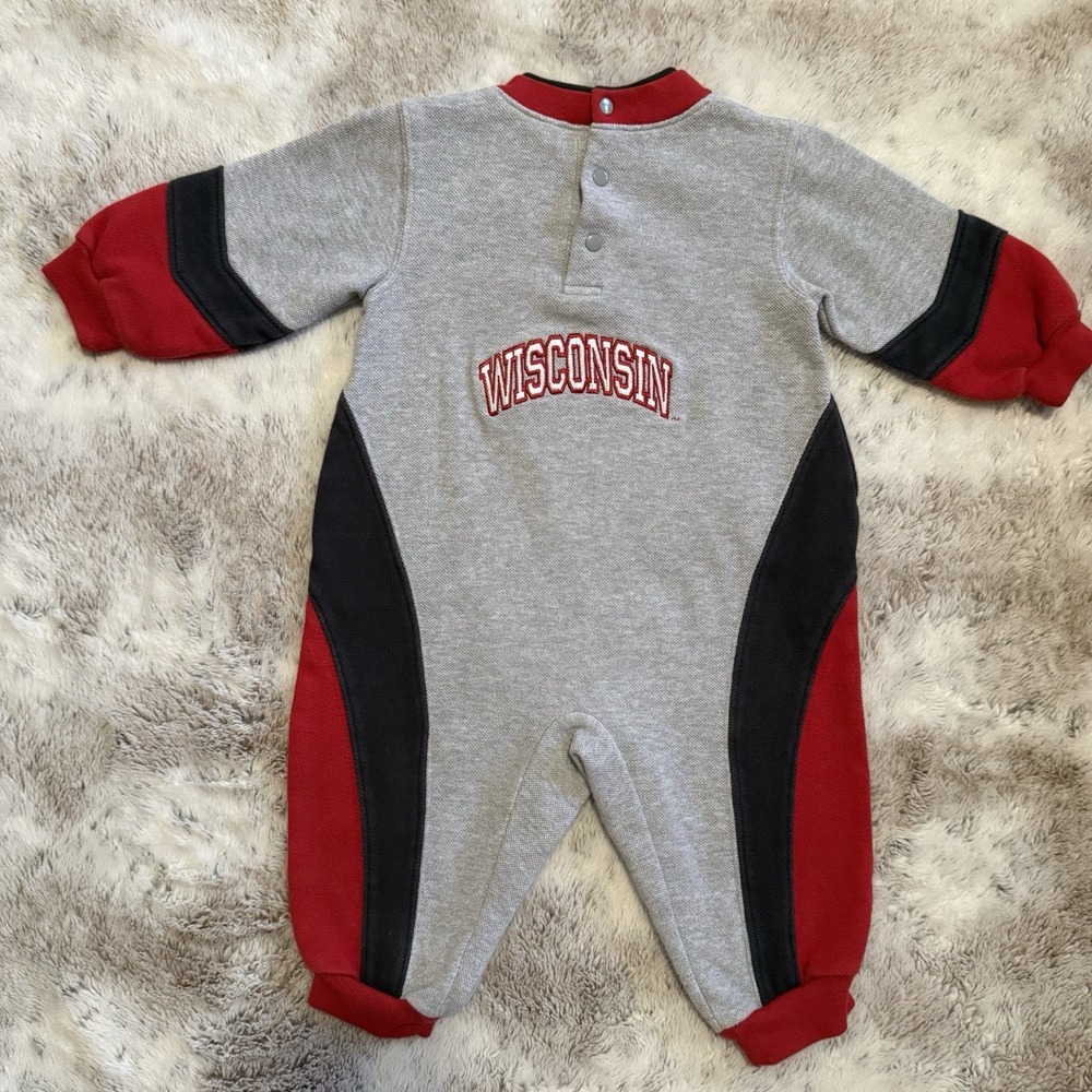 Vintage Wisconsin Badger Baby Embroidered Logo Romper Size 18 Months - Picture 2 of 6